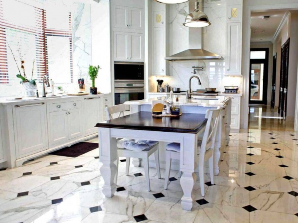 Lantai dapur dengan motif ubin yang klasik